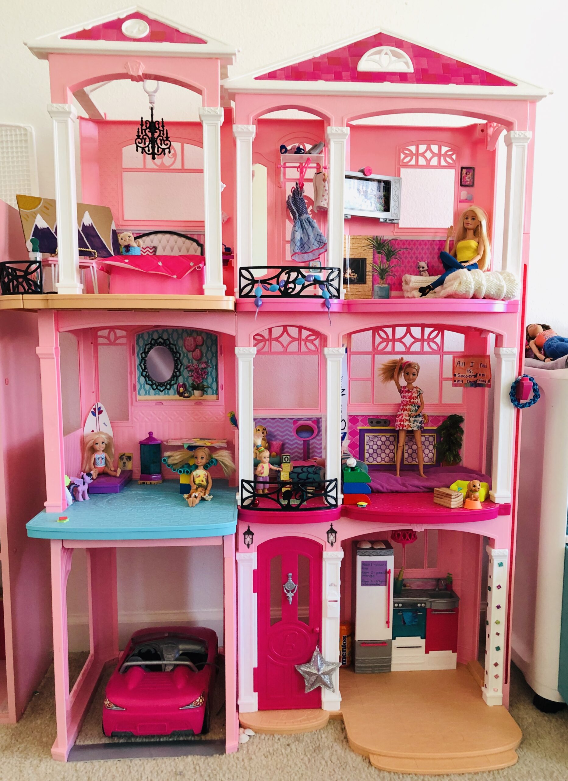 Barbie dream house for the Barbie short story.